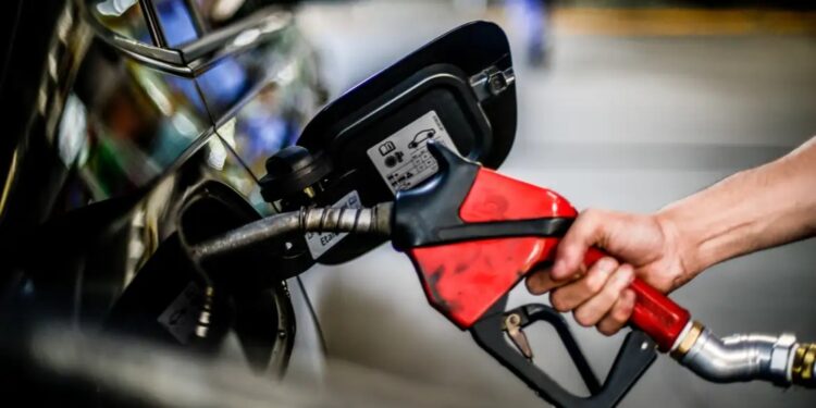 Preço da gasolina comum registra variação de até R$ 0,47 em postos de João Pessoa