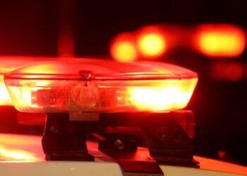 Mulher é presa suspeita de maus-tratos após crianças serem encontradas em situação de vulnerabilidade na PB