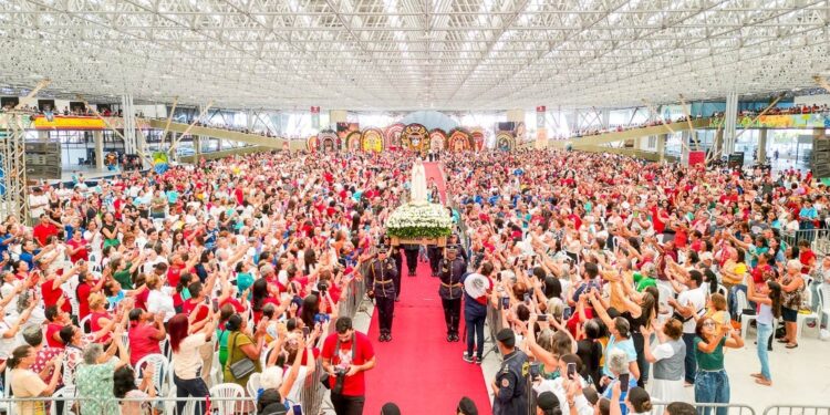 Fiéis participam da tradicional Festa de Pentecostes em João Pessoa neste domingo (24)