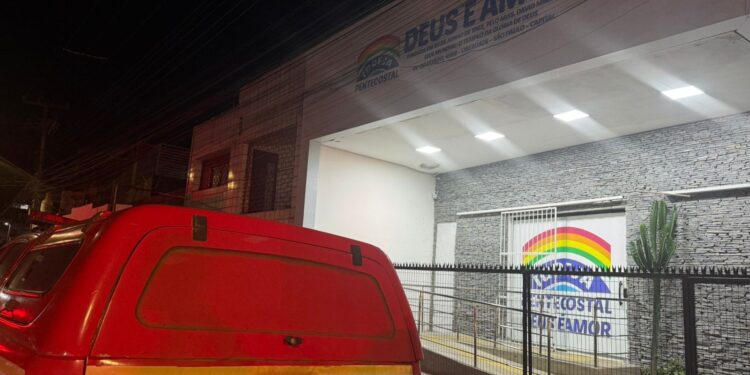 Homem que ficou ferido após cair de teto de igreja em João Pessoa segue internado em hospital