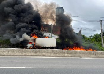 Caminhão pega fogo na BR-230 e trecho é interditado em Campina Grande; VÍDEO