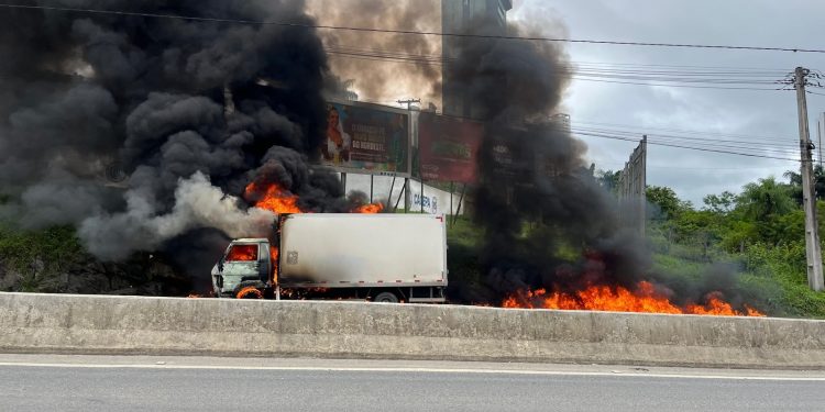 Caminhão pega fogo na BR-230 e trecho é interditado em Campina Grande; VÍDEO
